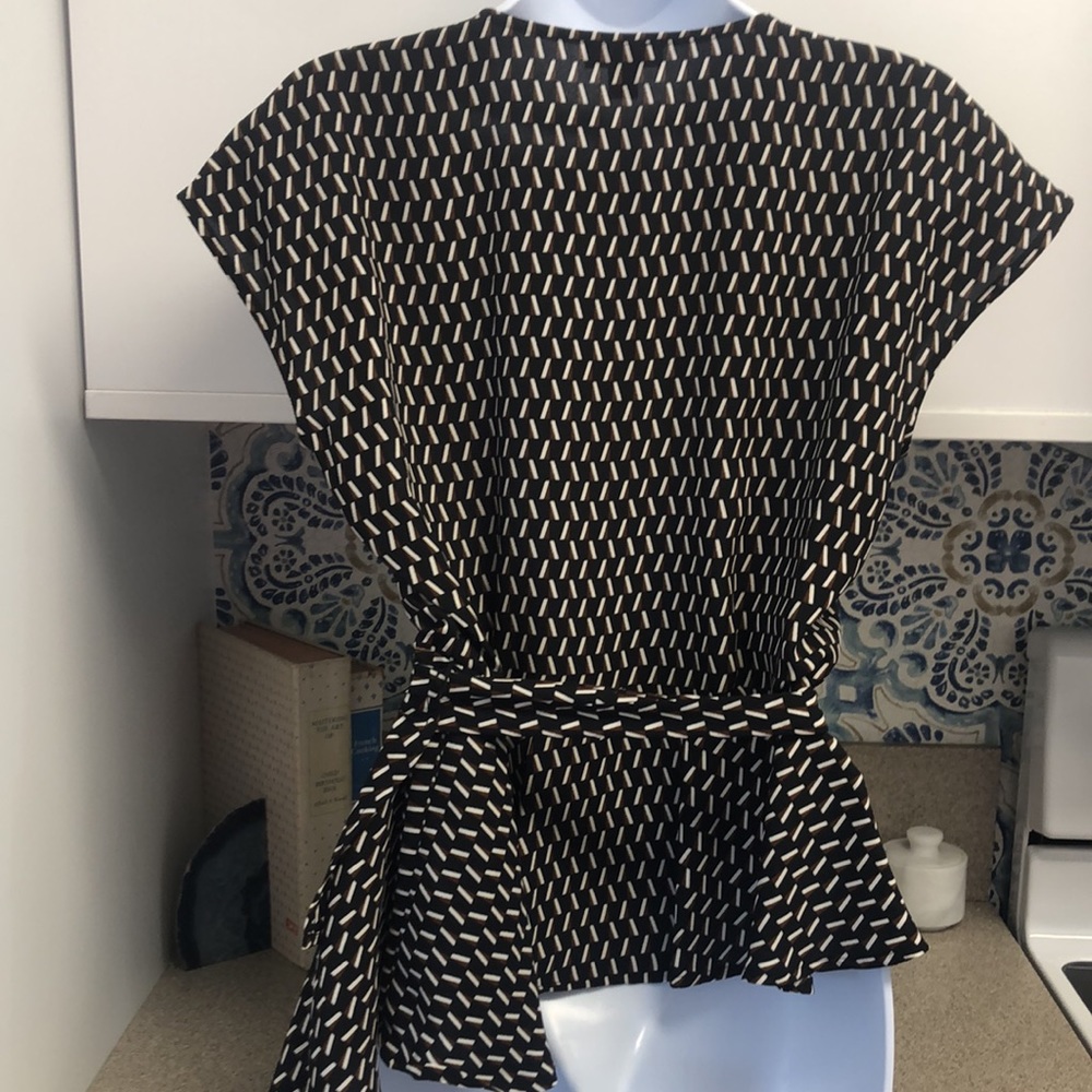 Vince Camuto Cap Sleeve Asymmetrical Wrap Blouse Geometric Print Sz S - Like New - Picture 4 of 11